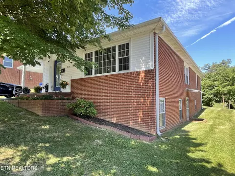 217 W Hicks St, Clinton, TN 37716