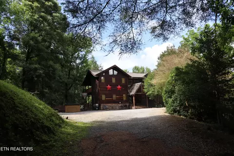402 Laurel Ave, Gatlinburg, TN 37738