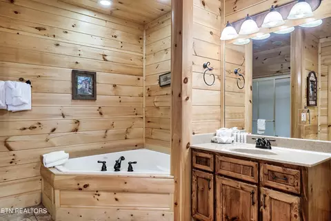 Bath - 2339 Bogle Spring Loop, Sevierville, TN 37862 photo 5 of 6
