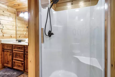 Bath - 2339 Bogle Spring Loop, Sevierville, TN 37862 photo 2 of 6