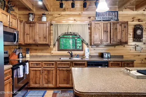 Kitchen - 2339 Bogle Spring Loop, Sevierville, TN 37862 photo 3 of 4