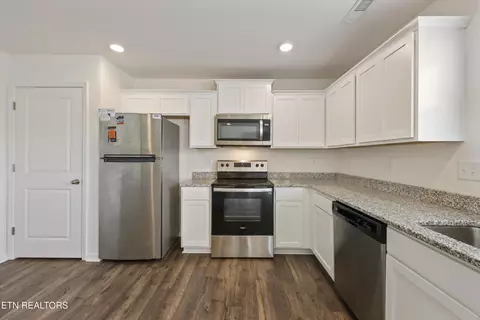 Kitchen - 6892 Squirrel Run Ln, Corryton, TN 37721 photo 2 of 3