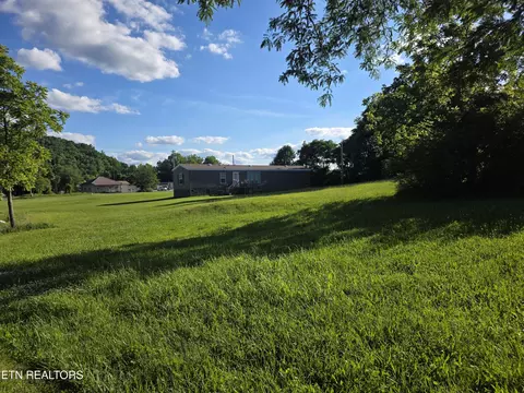 812 W 3rd Ave, Oneida, TN 37841 photo 5