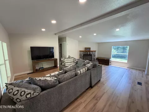 Living - 8302 Chauvin Ln, Corryton, TN 37721 photo 1 of 2