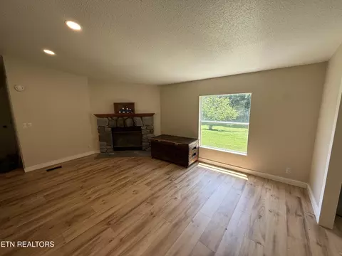 Living - 8302 Chauvin Ln, Corryton, TN 37721 photo 2 of 2