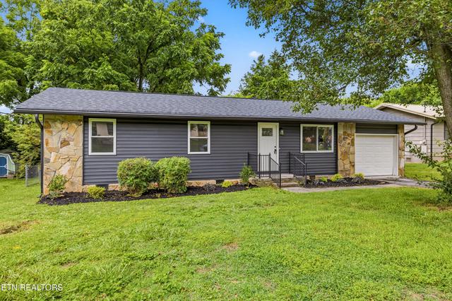 1715 Ambling Ln, Knoxville, TN 37912