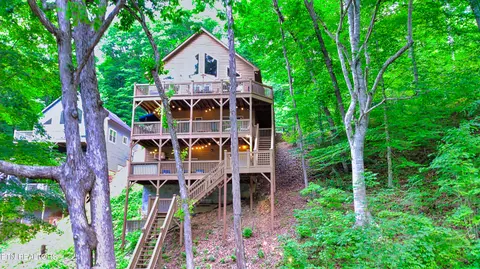 129 Bridgeview Ln, La Follette, TN 37766