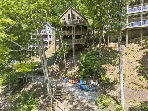 129 Bridgeview Ln, La Follette, TN 37766