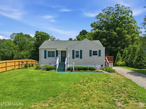 124 Salem Rd, Oak Ridge, TN 37830