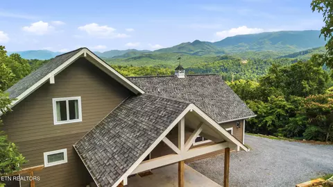 730 Deerfoot Dr, Gatlinburg, TN 37738