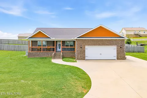 527 Low Valley Rd, Dandridge, TN 37725