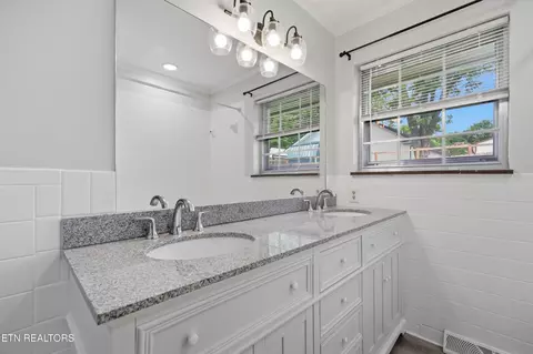 102 Ruskin Cir, Maryville, TN 37803