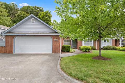 805 Cedar Ln #I-34, Knoxville, TN 37912