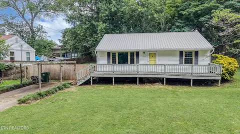 1521 Cherry Dr, Maryville, TN 37804
