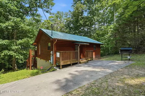 2230 Cove Creek Dr, Sevierville, TN 37862