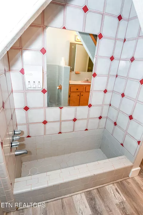 Bath - 1354 Fork Rd, Greenback, TN 37742 photo 1 of 1