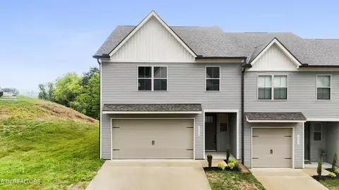 1634 Bennett Village Dr, Maryville, TN 37804