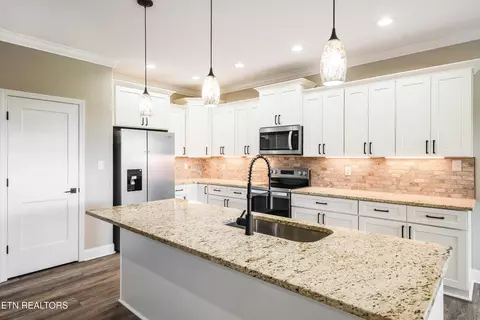 Kitchen - 5109 Gregory Rd, Greenback, TN 37742 photo 2 of 3