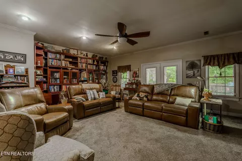 Living - 129 Rector Dr, Harrogate, TN 37752 photo 2 of 5