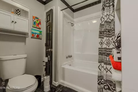 Bath - 129 Rector Dr, Harrogate, TN 37752 photo 4 of 9