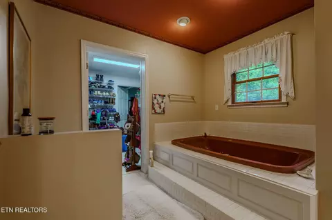 Bath - 129 Rector Dr, Harrogate, TN 37752 photo 3 of 9