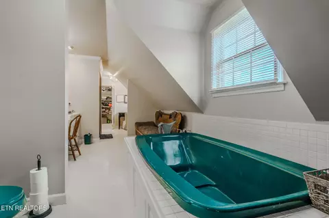 Bath - 129 Rector Dr, Harrogate, TN 37752 photo 6 of 9