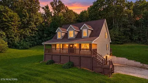 555 New Clear Branch Rd, Rocky Top, TN 37769