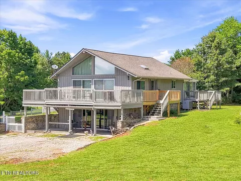 1818 Circle Lake Dr, Dandridge, TN 37725