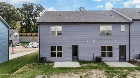 1616 Bennett Village Dr, Maryville, TN 37804