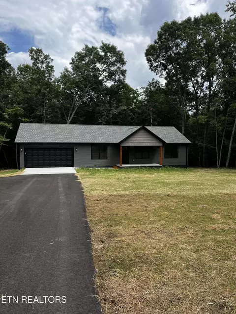 135 Peachtree Dr, Crossville, TN 38555