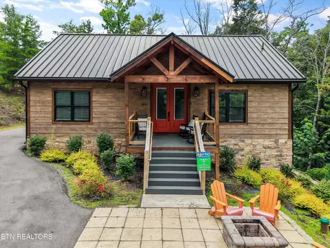 2930 Lighting Strike Dr, Sevierville, TN 37876