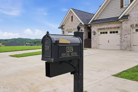 1319 Rippling Waters Cir, Sevierville, TN 37876