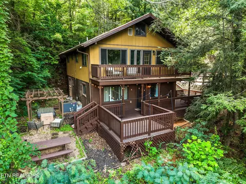 552 Galloway Ln, Gatlinburg, TN 37738
