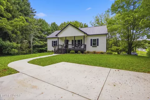 136 Log Ln, Jacksboro, TN 37757