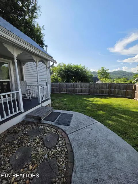 702 Clinton St, Harriman, TN 37748