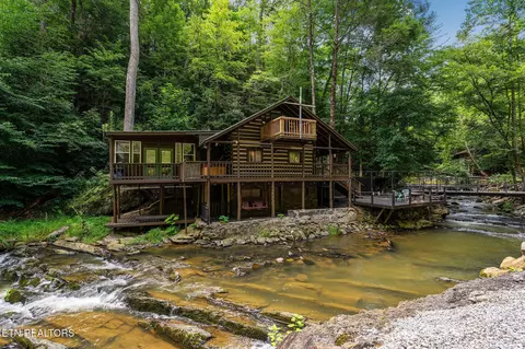 2171 Wears Valley Rd, Sevierville, TN 37862