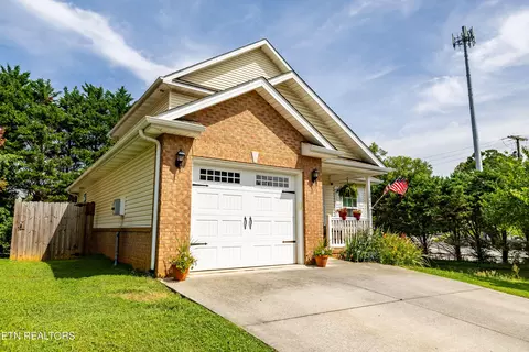 1004 Lennox Cir, Maryville, TN 37803