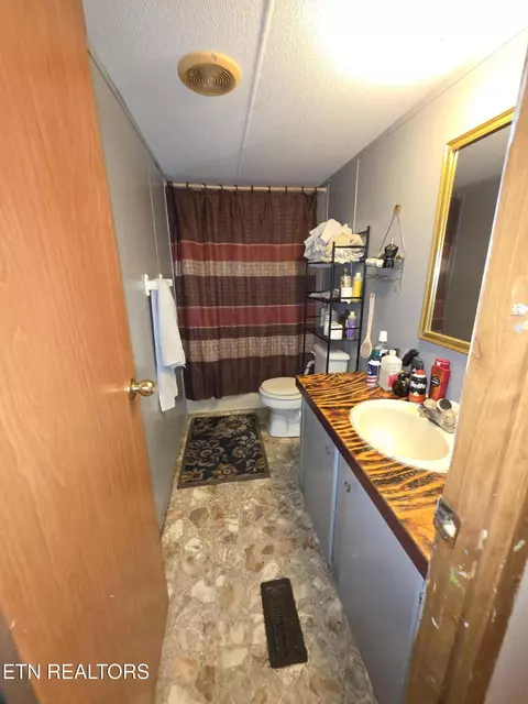 Bath - 1195 Buffalo Rd, Oneida, TN 37841 photo 2 of 2