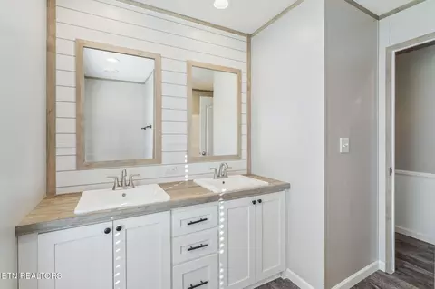 Bath - 324 West Blvd, Oneida, TN 37841 photo 4 of 5