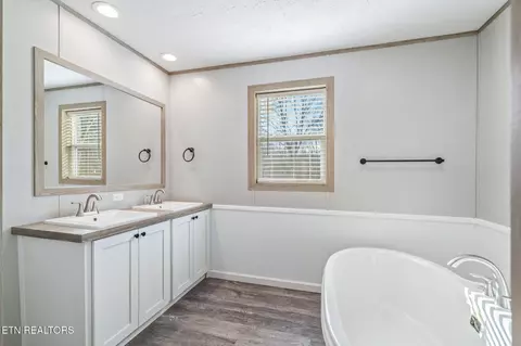 Bath - 324 West Blvd, Oneida, TN 37841 photo 1 of 5