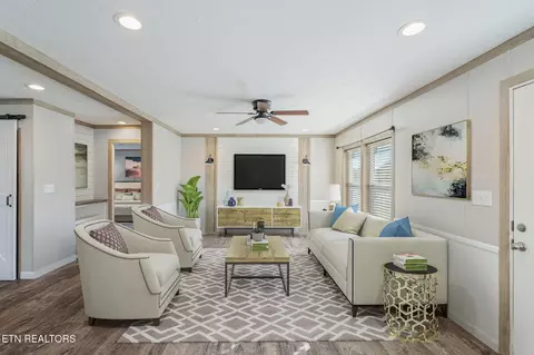 Living - 324 West Blvd, Oneida, TN 37841 photo 1 of 3