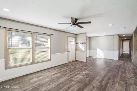 Living - 324 West Blvd, Oneida, TN 37841 photo 2 of 3