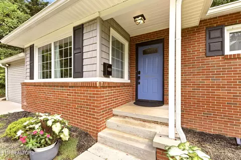 360 East Dr, Oak Ridge, TN 37830