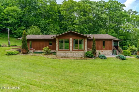 108 Roanwood Rd, Roan Mountain, TN 37687