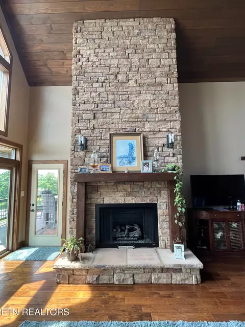 Living - 120 Smith Rd, Corryton, TN 37721 photo 2 of 4