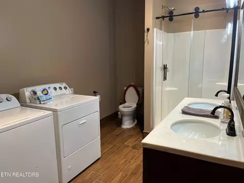 Bath - 120 Smith Rd, Corryton, TN 37721 photo 3 of 6