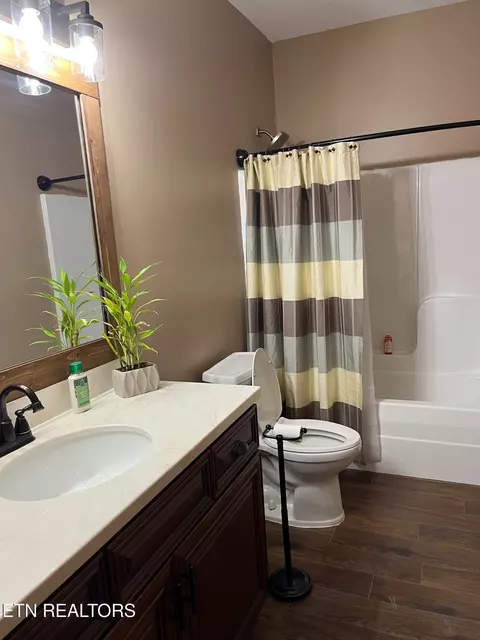 Bath - 120 Smith Rd, Corryton, TN 37721 photo 2 of 6