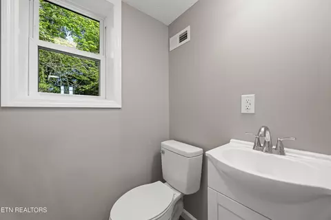Bath - 915 Ronald Dr, Talbott, TN 37877 photo 3 of 4