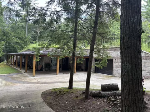 381 Lakewood Dr, Jamestown, TN 38556