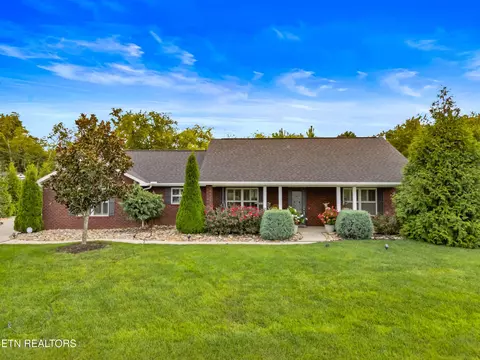 136 Crosslake Ln, Dandridge, TN 37725